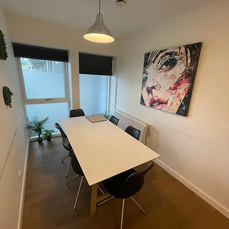 Ξενοδοχείο με διαμερίσματα Modern With Rooftop, Privat Balcony, & Free Parking,next To Attractions *