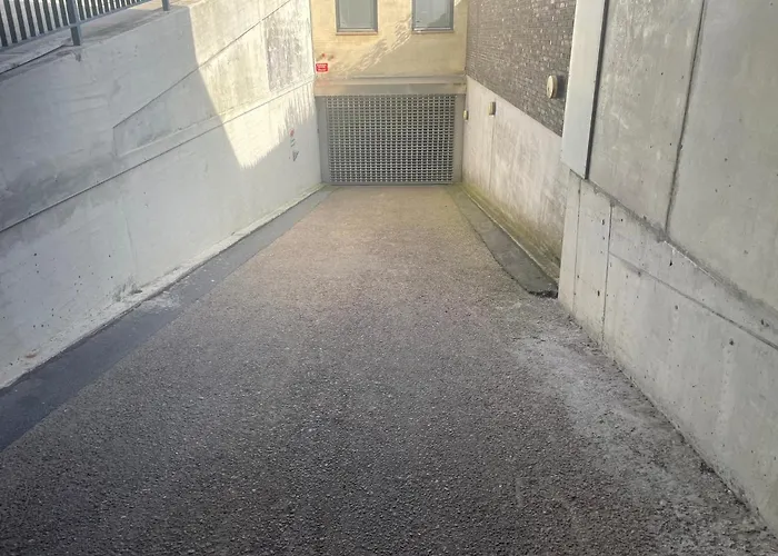 Modern With Rooftop, Privat Balcony, & Free Parking,next To Attractions 3*